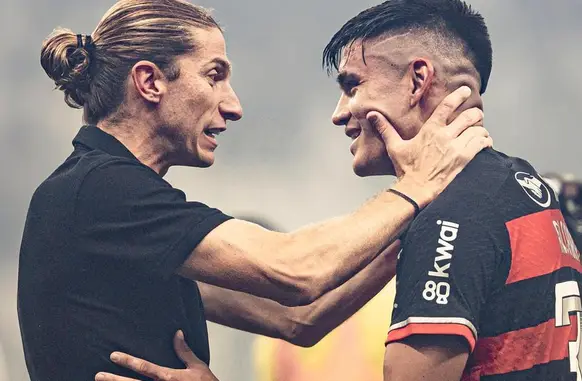 Filipe Luís cumprimenta Alcaraz após Flamengo x Corinthians (Foto: Lucas Almeida)