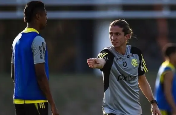 Filipe Luís instrui Bruno Henrique em treino do Flamengo (Foto: Divulgação / Flamengo)