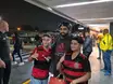 Flamengo: Jogadores interagem com torcedores no retorno ao Rio