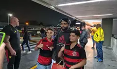 Flamengo: Jogadores interagem com torcedores no retorno ao Rio