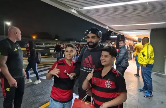 Flamengo desembarca no Rio após classificação na Copa do Brasil (Foto: Ronald Lincoln)