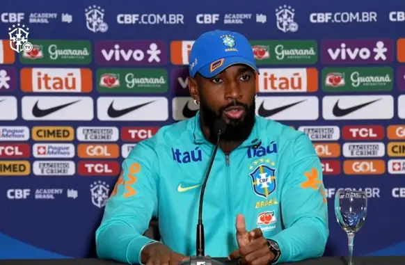 Gerson, meio-campista do Flamengo e da Seleção, em entrevista coletiva (Foto: Reprodução)