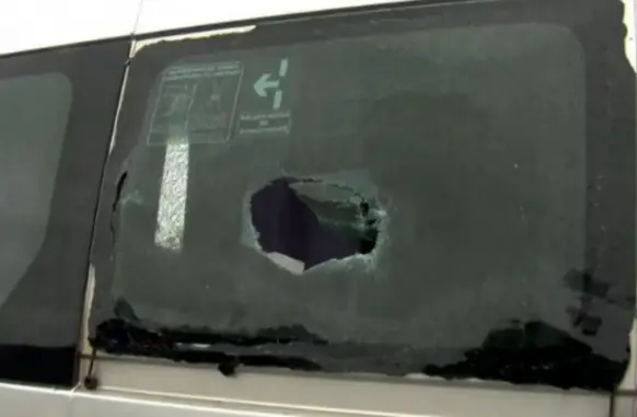 Ônibus de torcedores do Flamengo foi apedrejado por corintianos na Neo Química Arena (Foto: Reprodução / SporTV)