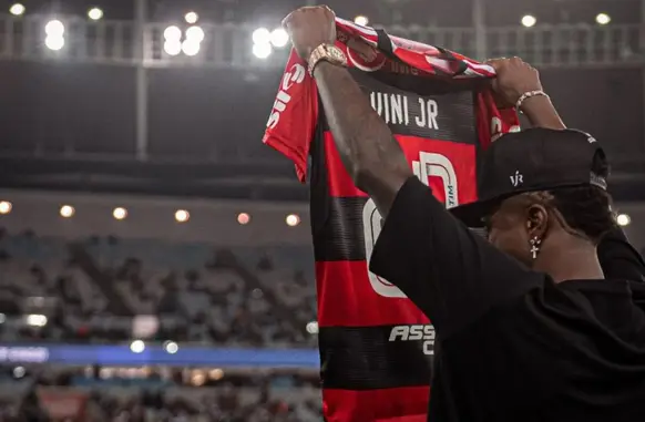 Vini Jr recebeu apoio do Flamengo após resultado polêmico na Bola de Ouro (Foto: Paula Reis / CRF)