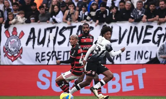 Wesley minimiza pressão do Corinthians e celebra classificação