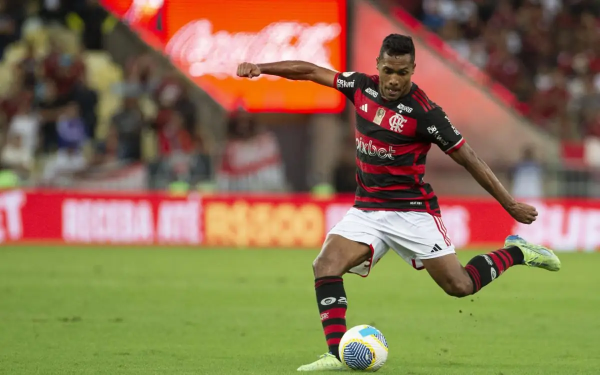 Alex Sandro foi novamente titular no Flamengo no empate com o Atlético-MG no Maracanã