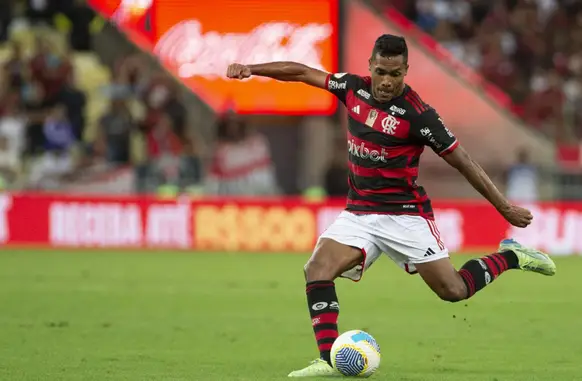 Alex Sandro foi novamente titular no Flamengo no empate com o Atlético-MG no Maracanã (Foto: Armando Paiva/Agência O Dia)