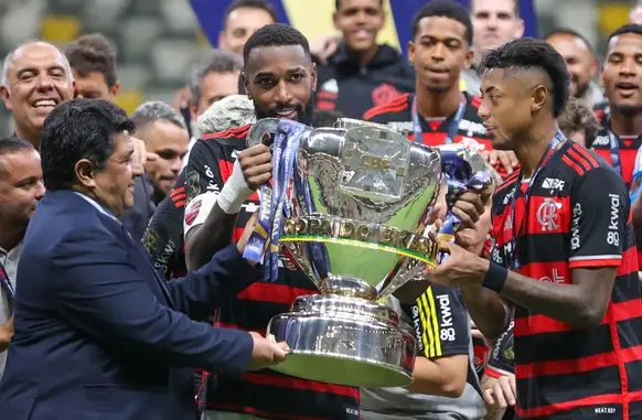 Bruno Henrique recebe troféu da Copa do Brasil (Foto: Gilson Lobo/AGIF)