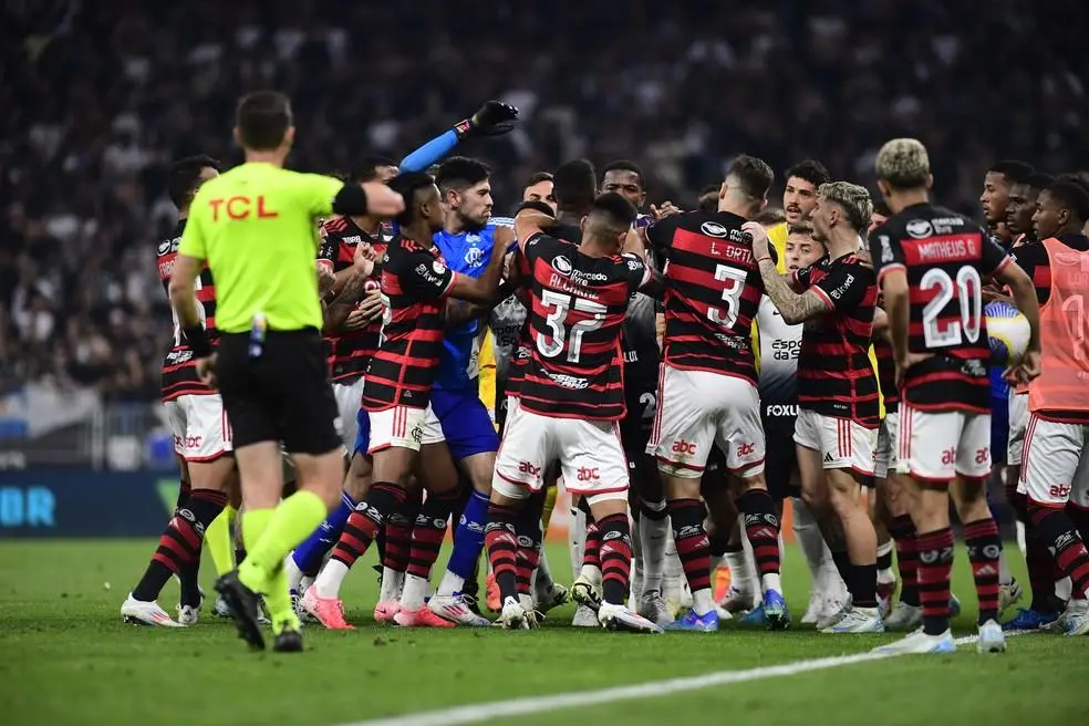 Confusão entre jogadores de Corinthians e Flamengo