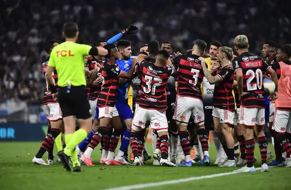 Confusão entre jogadores de Corinthians e Flamengo (Foto: Marcos Ribolli)