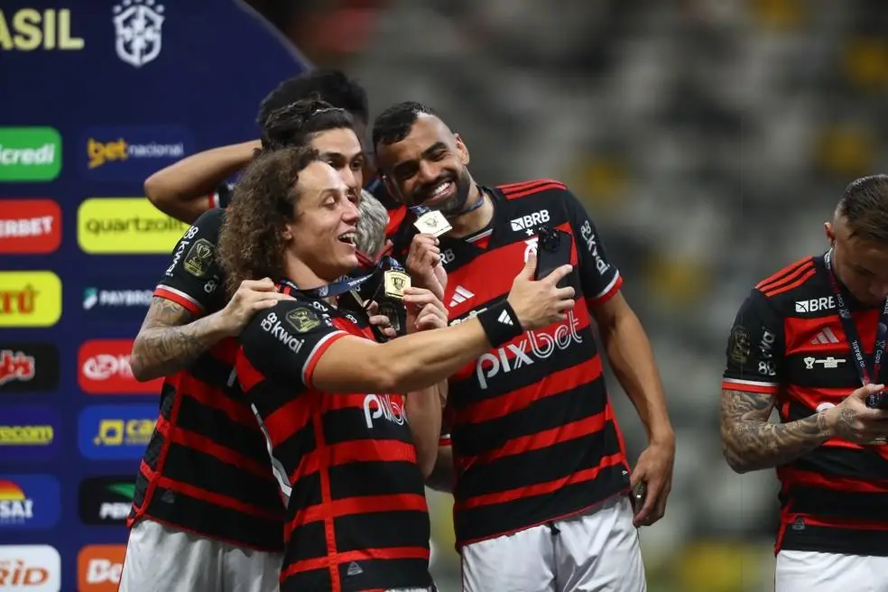 David Luiz comemora título da Copa do Brasil com Pedro e Fabrício Bruno.