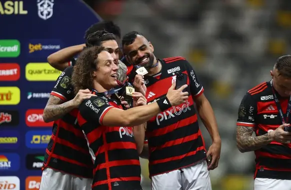 David Luiz comemora título da Copa do Brasil com Pedro e Fabrício Bruno. (Foto: Divulgação: Gilvan de Souza/Flamengo)