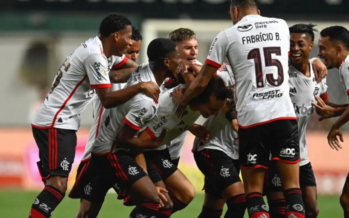 David Luiz marcou o gol da vitória do Flamengo sobre o Cruzeiro