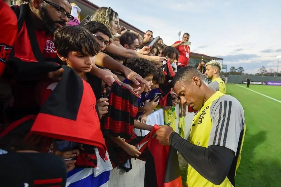 De la Cruz recebe carinho de torcedores do Flamengo nos Estados Unidos.