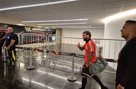 Gabigol na chegada no Rio de Janeiro (Foto: João Guerra)