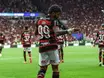 Gabigol e Filipe Luís conversam e encaminham despedida amigável do Flamengo