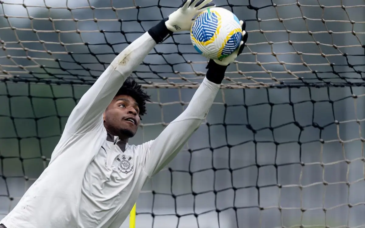 Hugo Souza em ação durante treino do Corinthians