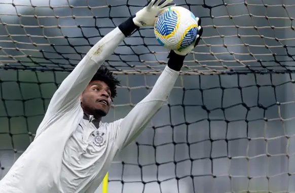 Hugo Souza em ação durante treino do Corinthians (Foto: Rodrigo Coca / Corinthians)