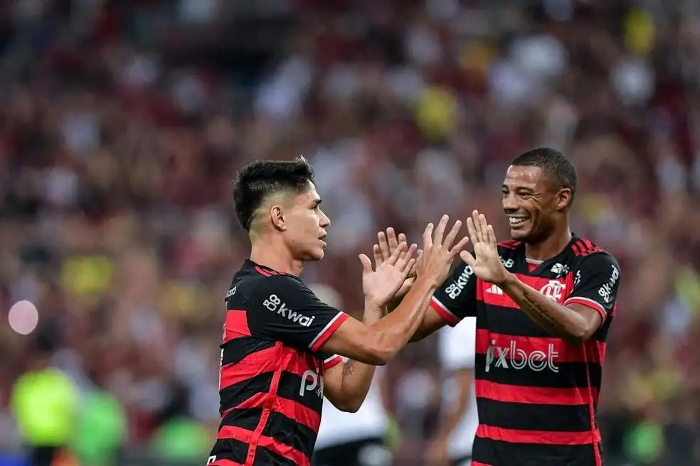 Luiz Araújo e De la Cruz em ação pelo Flamengo