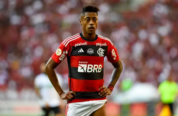 O atacante Rubro-Negro foi julgado e punido por causa de uma entrada grave no lateral-direito Matheuzinho, do Corinthians (Foto: Marcelo Cortes / Flamengo)