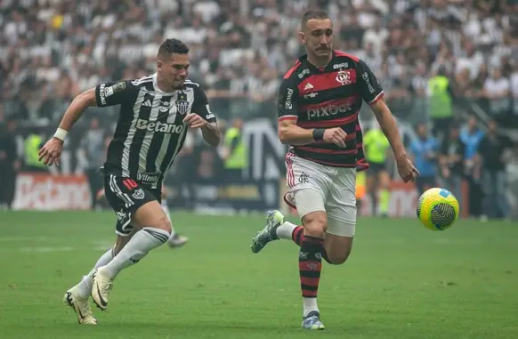 Paulinho e Léo Ortiz em Atlético-MG x Flamengo (Foto: Fernando Moreno/AGIF)