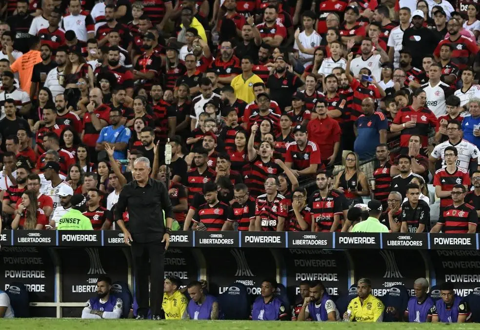 Tite e o banco de reservas do Flamengo, com Gabigol, no Maracanã contra o Millionarios