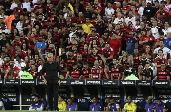 Tite e o banco de reservas do Flamengo, com Gabigol, no Maracanã contra o Millionarios (Foto: André Durão)