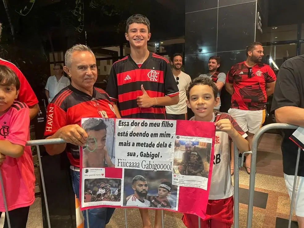 Torcedores do Flamengo levam cartaz para Gabigol em Fortaleza