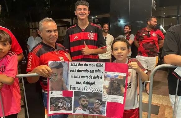 Torcedores do Flamengo levam cartaz para Gabigol em Fortaleza (Foto: Fred Gomes / ge)