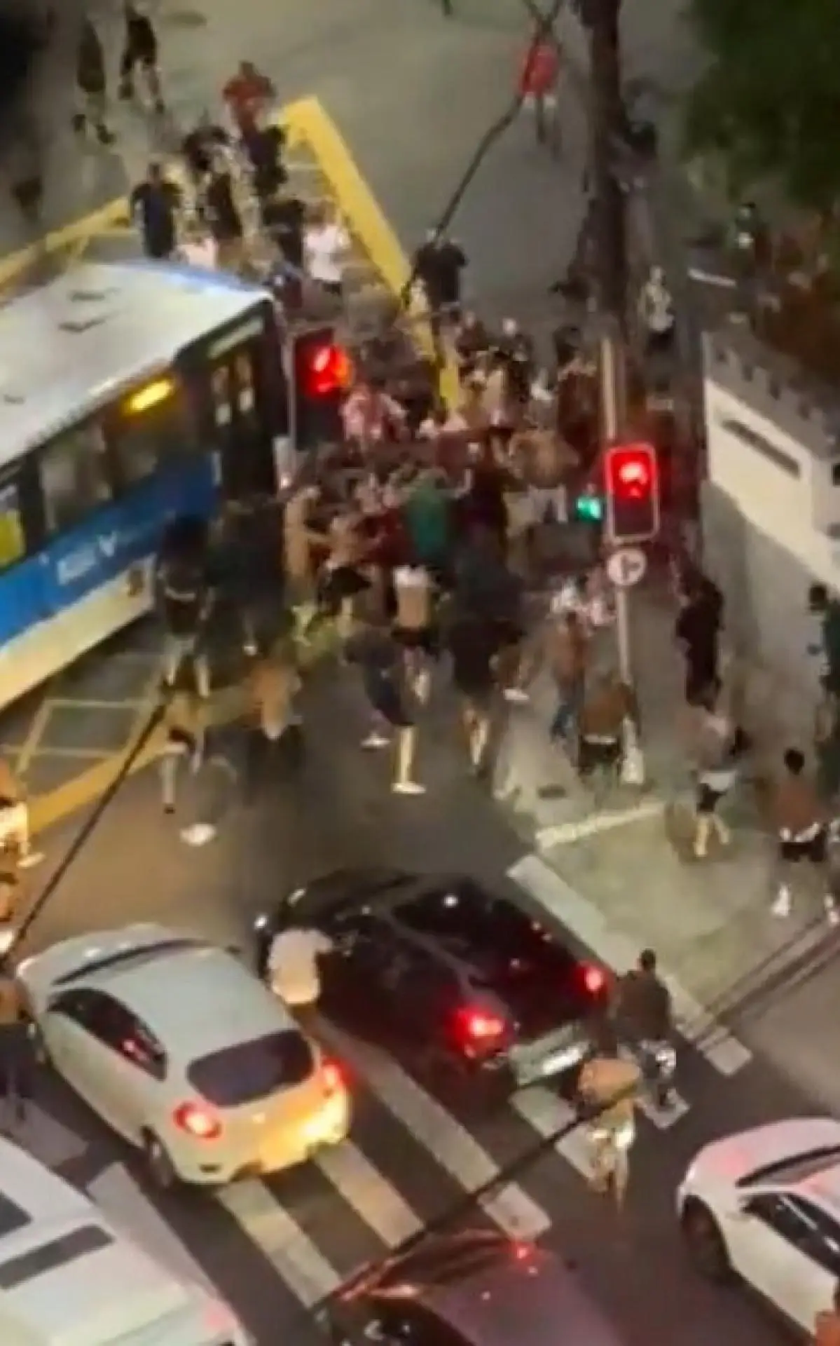 Torcidas entraram em conflito na Rua São Francisco Xavier