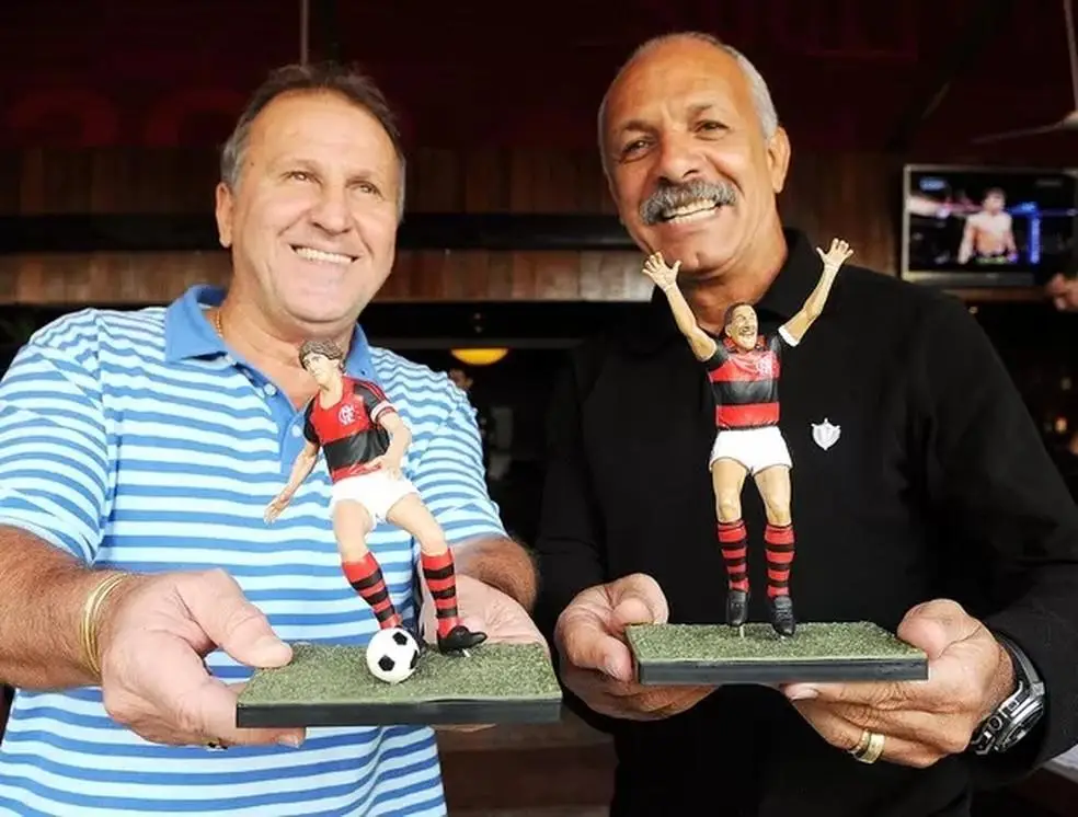 Zico e Junior com suas miniaturas da época de jogadores do Flamengo