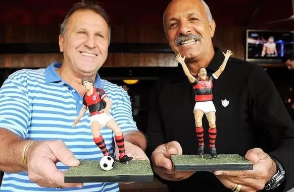 Zico e Junior com suas miniaturas da época de jogadores do Flamengo (Foto: Alexandre Durão / ge)