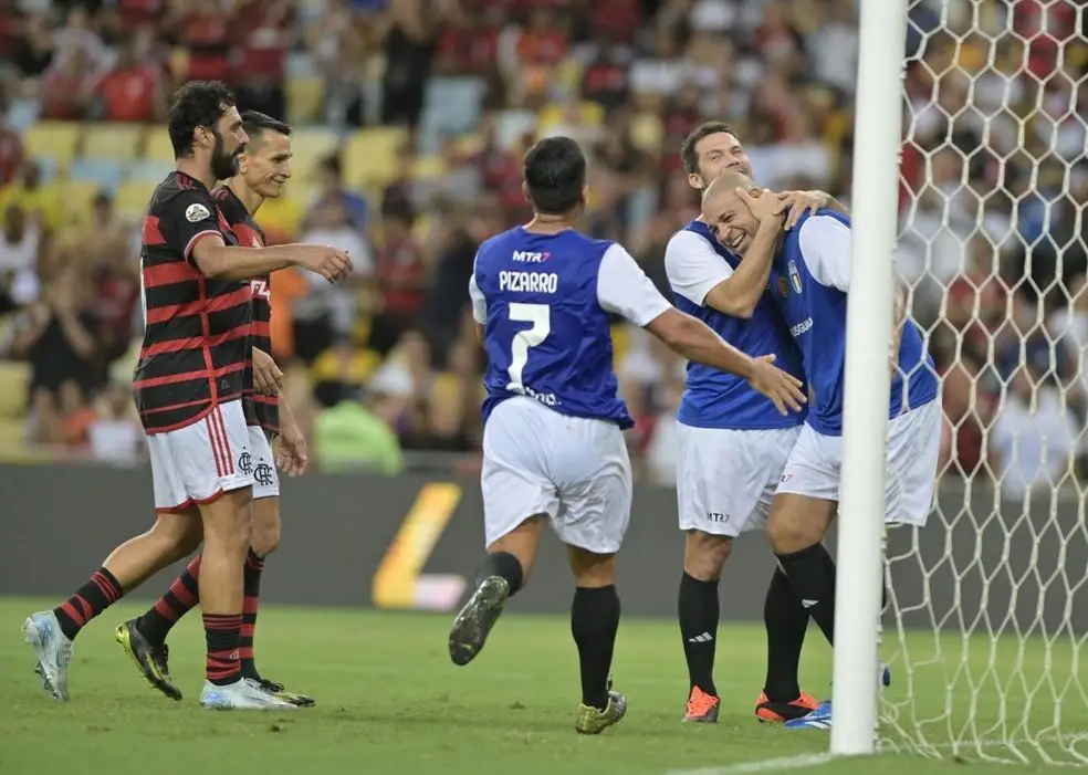 Adriano marca em despedida