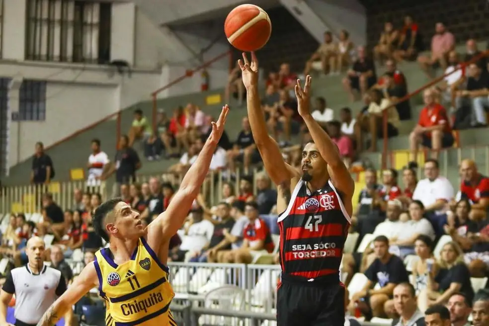 Alexey tenta o arremesso para o Flamengo