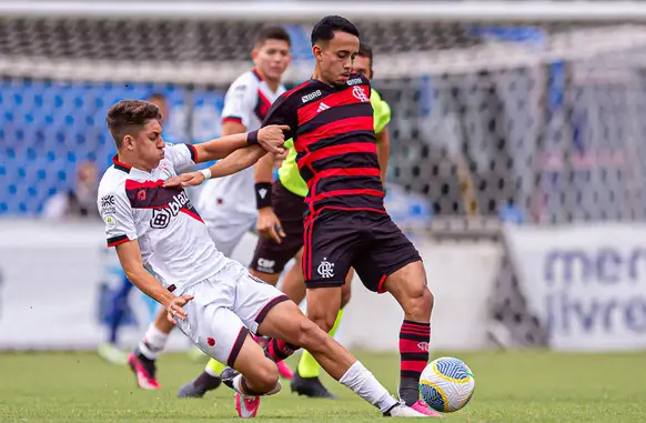 Atacante do clube carioca esteve envolvido em mais um episódio curioso fora das quatro linhas. (Foto: Paula Reis / CRF)