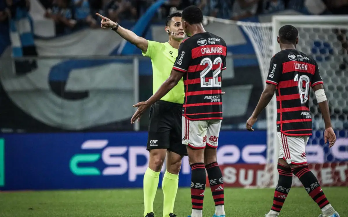 Carlinhos, do Flamengo, foi expulso na derrota para o Grêmio após agressão a Kannemann