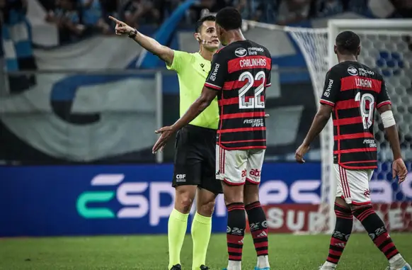 Carlinhos, do Flamengo, foi expulso na derrota para o Grêmio após agressão a Kannemann (Foto: Wilber Junior/Agência F8/Estadão Conteúdo)