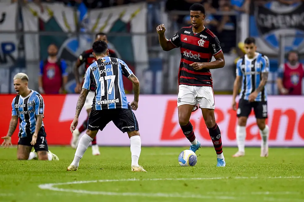 Carlinhos em ação em Grêmio x Flamengo