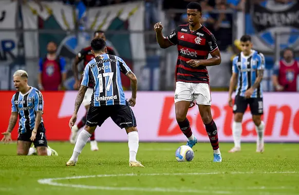 Carlinhos em ação em Grêmio x Flamengo (Foto: Marcelo Cortes / Flamengo)