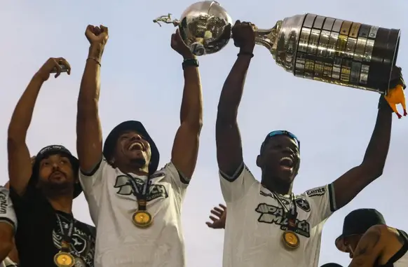 Comemoração do título da Libertadores da América na enseada de Botafogo (Foto: Renan Areias/ Agência O Dia)