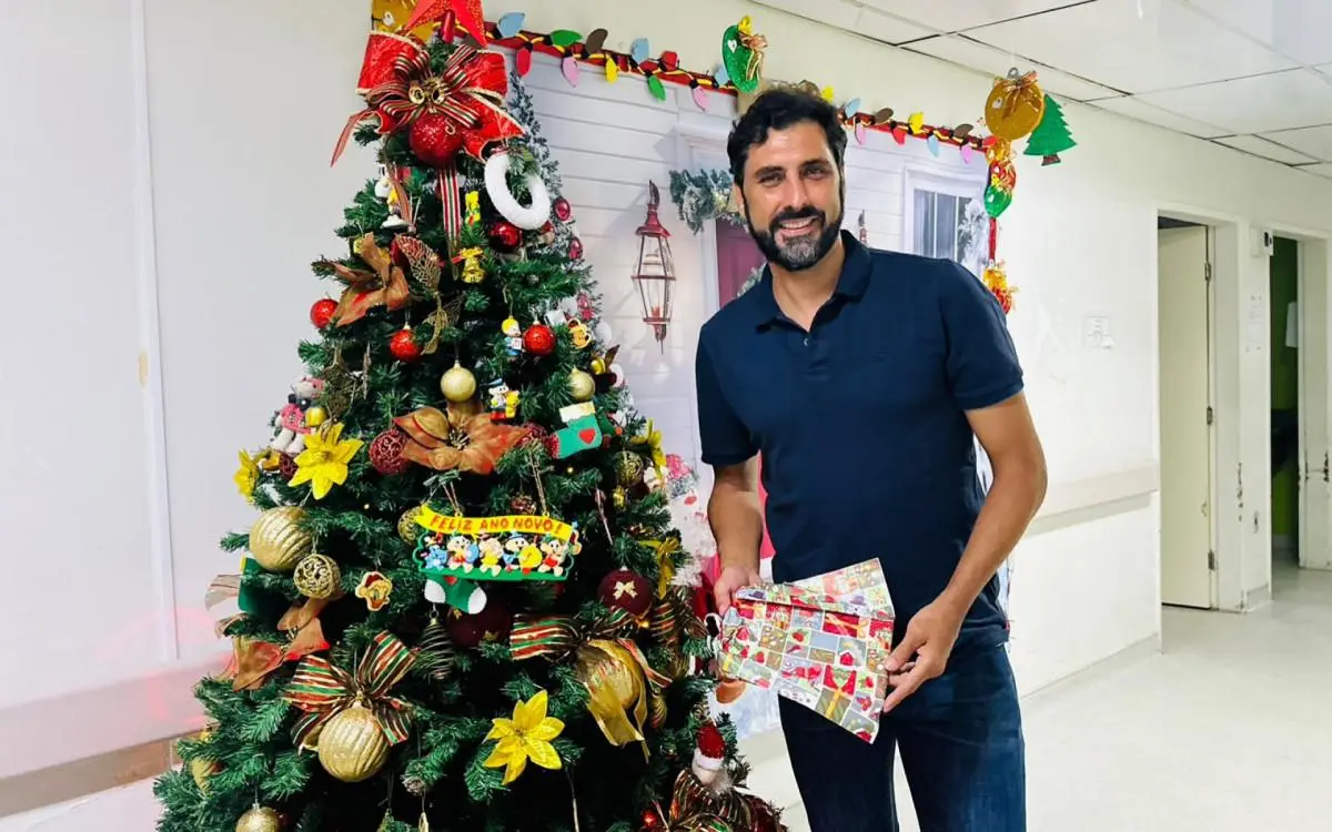 Ex-Flamengo, Athirson fez ação solidária de Natal no Rio de Janeiro