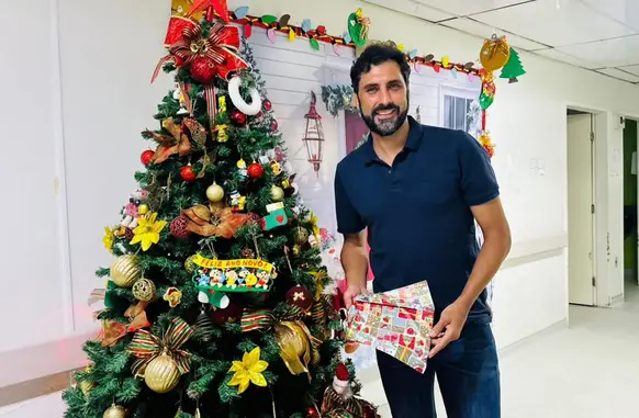 Ex-Flamengo, Athirson fez ação solidária de Natal no Rio de Janeiro (Foto: Divulgação)