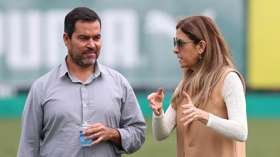 João Paulo Sampaio, alvo do Flamengo, com Leila Pereira, presidente do Palmeiras