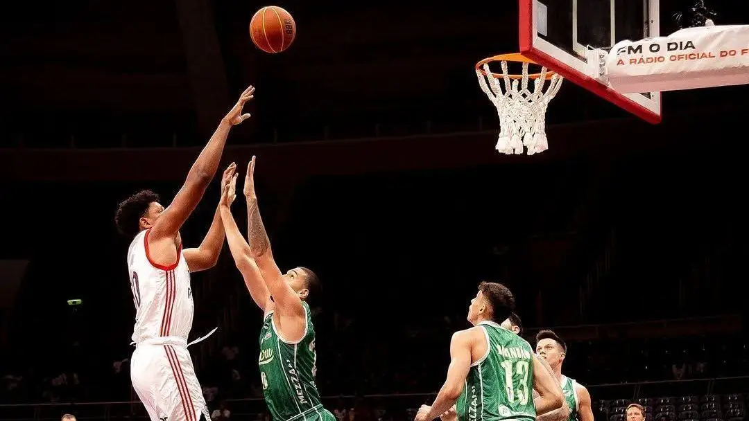 Lance de Flamengo x Bauru pelo NBB