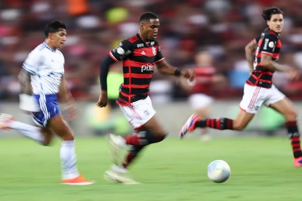 Lorran, do Flamengo em progressão contra o Cruzeiro