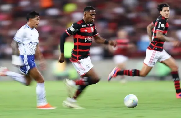 Lorran, do Flamengo em progressão contra o Cruzeiro (Foto: Gilvan de Souza / Flamengo)