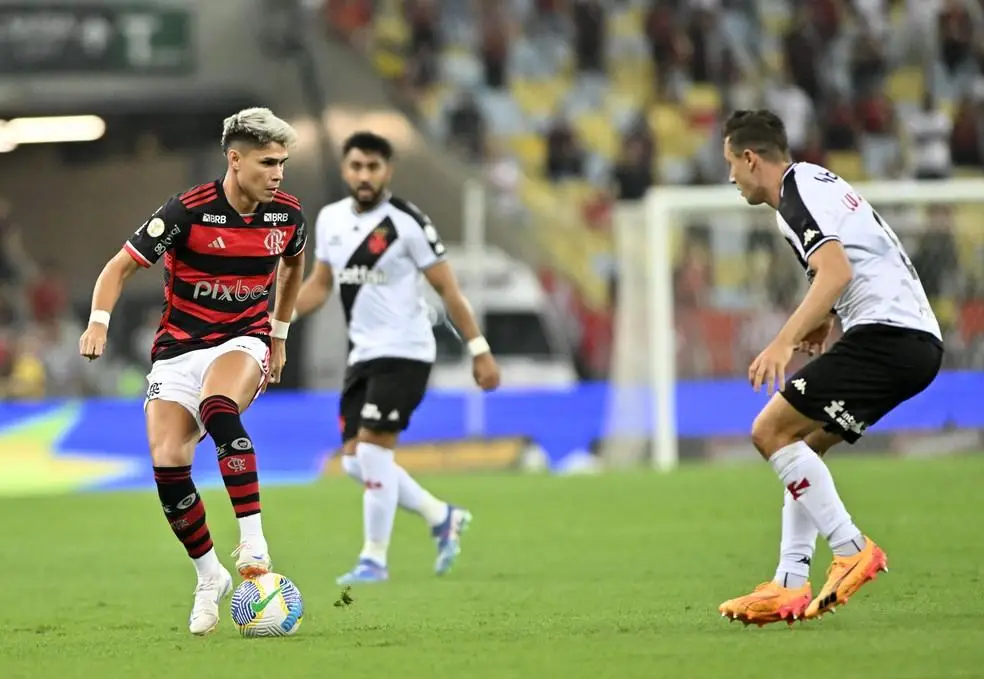 Luiz Araújo não joga desde 15 de setembro, quando foi substituído no primeiro tempo do clássico com o Vasco