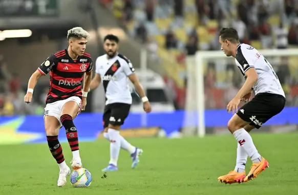 Luiz Araújo não joga desde 15 de setembro, quando foi substituído no primeiro tempo do clássico com o Vasco (Foto: André Durão)