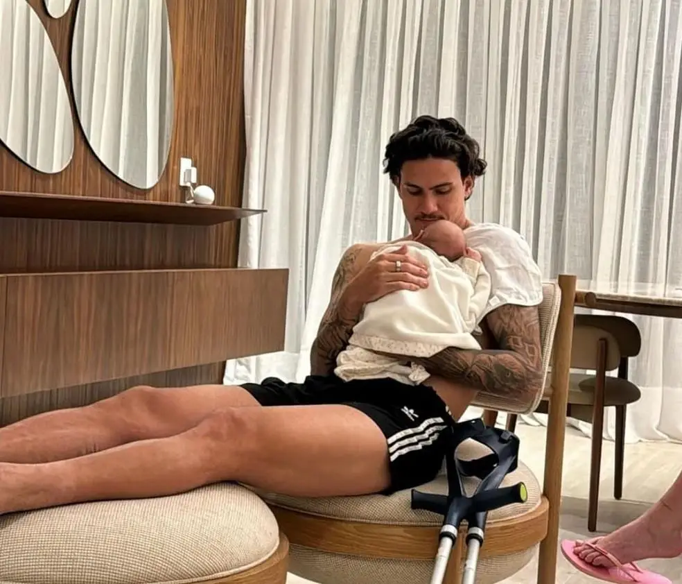 Pedro, do Flamengo, em casa durante recuperação de lesão