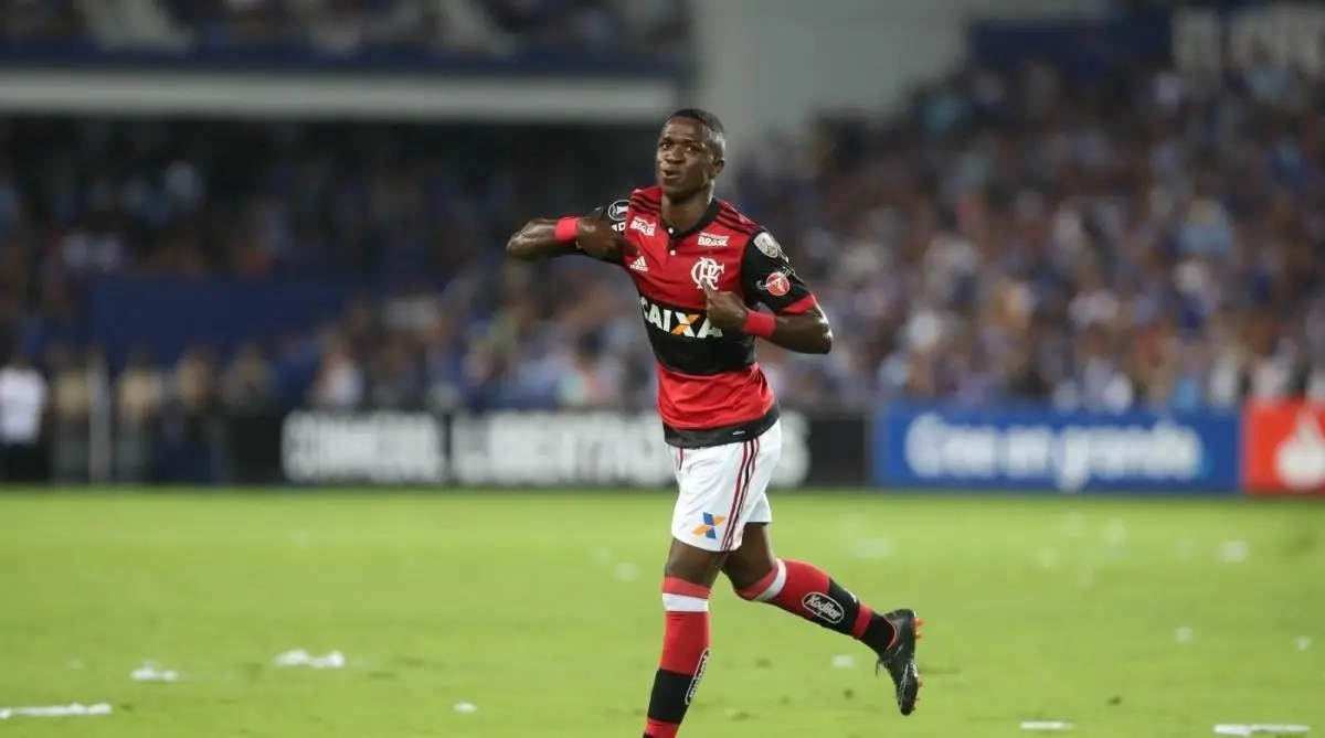 Vini Jr em ação pelo Flamengo na Libertadores de 2018